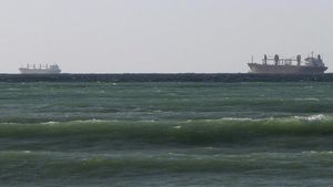 Petroleros cruzan el estrecho de Ormuz, en Omán. /