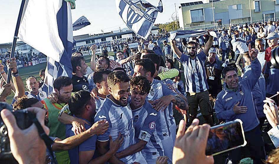 Los jugadores del Atlético Baleares desatan la locura en los festejos  en Son Malferit