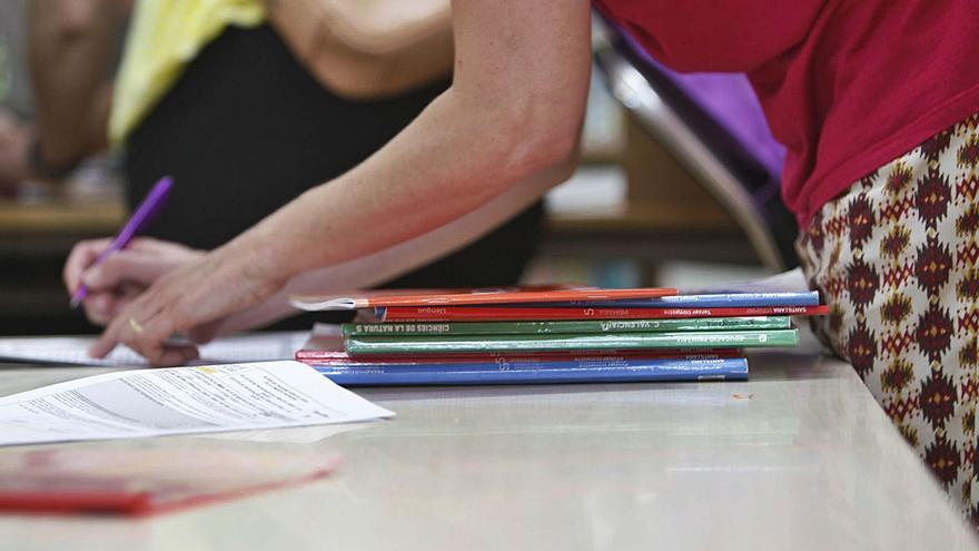Una docente toma notas, en un centro educativo en València. | EDUARDO RIPOLL
