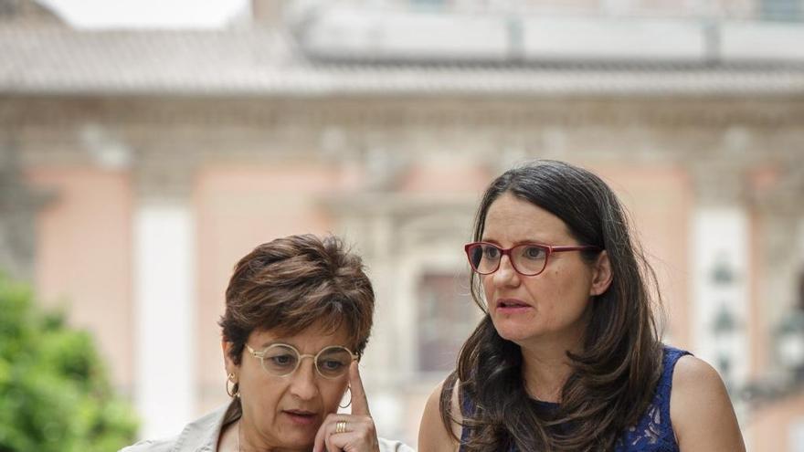 Mónica Oltra, tras el pleno del Consell, con Blanca Marín.