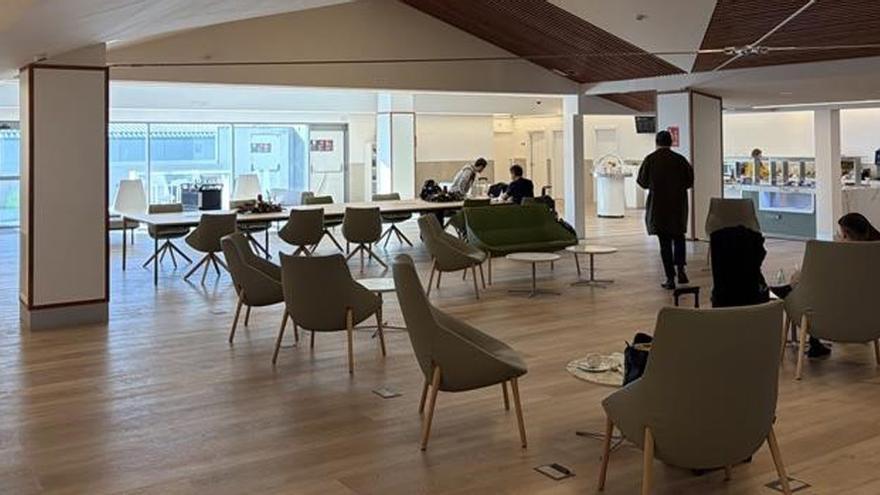 Reabre la sala VIP de Alvedro con más espacio.  La sala VIP de Alvedro ha reabierto al público después de unas obras de remodelación que  duplicaron su espacio y su capacidad, pasando de 30 a 68 plazas. También ha mejorado en sostenibilidad, con paneles conformados por un total de 2.831 botellas de plástico recicladas. Además, el revestimiento del mostrador y las mesas auxiliares están fabricados con fibras textiles recicladas. | LOC