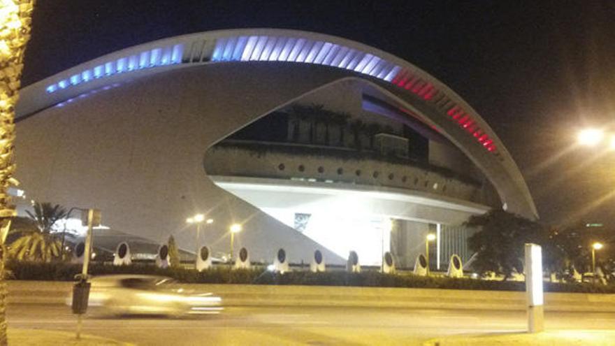 La iluminación de Les Arts con la bandera francesa.