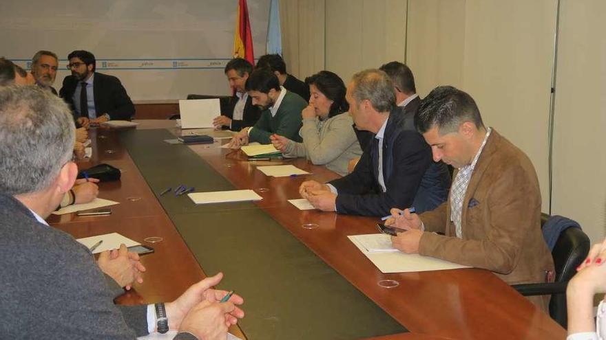 Andrés Díaz, a la derecha, en la reunión de ayer con Augas de Galicia y otros concellos. // Faro