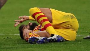 Gerard Piqué se lamenta tras caer lesionado en el Atlético-Barça