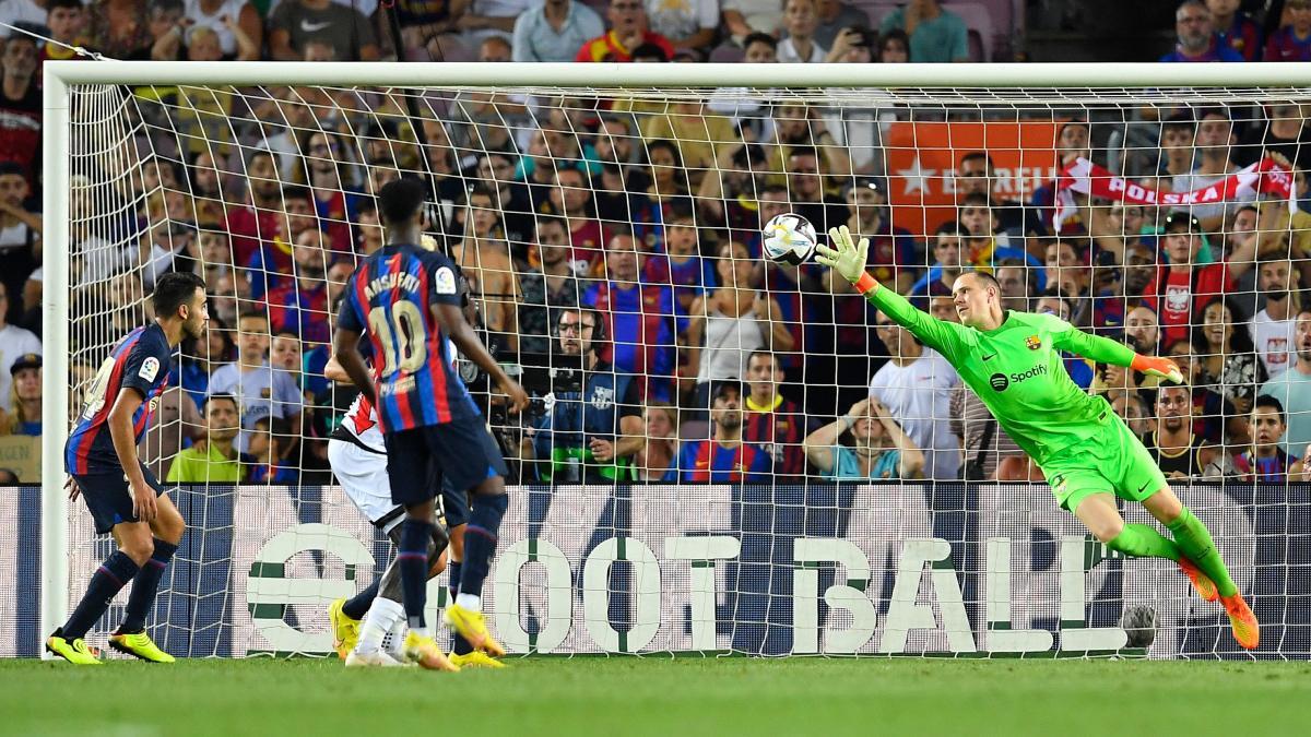 Marc André Ter Stegen voló para sacar una volea de Salvi Sánchez