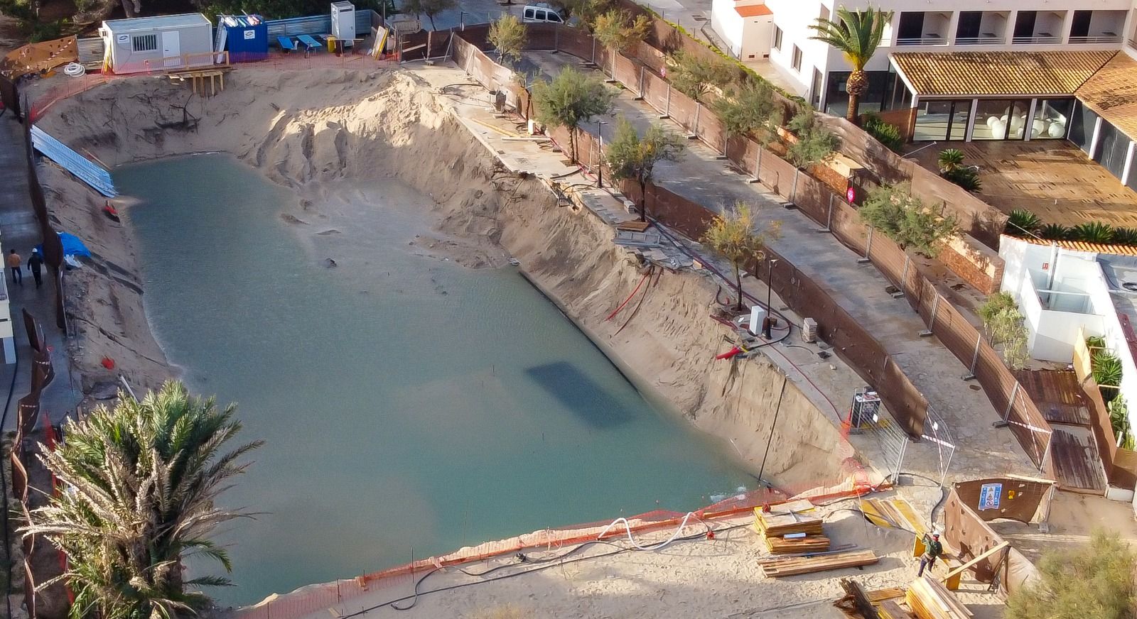 La lluvia inunda el terreno de las obras de los apartamentos de lujo en Formentera