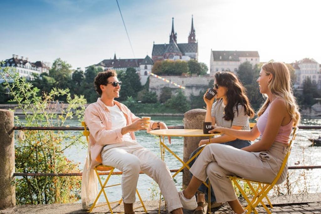 © Basilea, Café en el Rin.