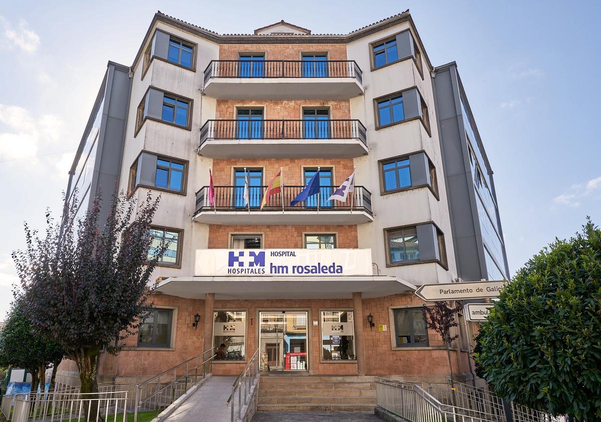 Entrada principal del hospital HM La Rosaleda en Santiago.
