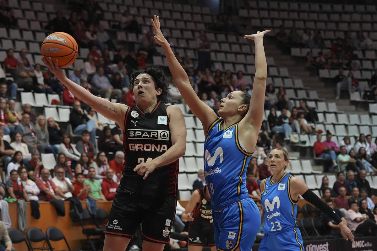 Ainhoa López en una acció del partit