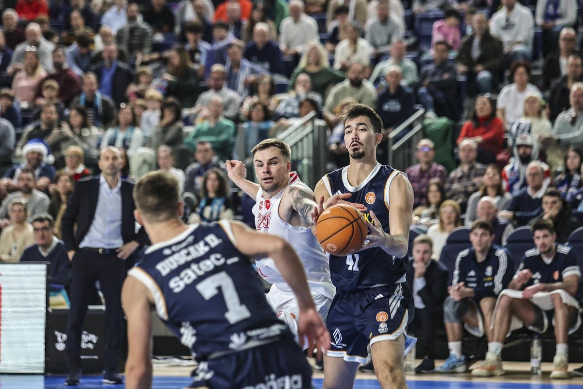 Todas las imágenes del Palacio de los Deportes: mates, charanga y victoria del Alimerka Oviedo Baloncesto ante el Ourense