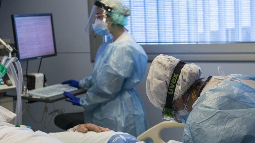 Personal sanitari atenent a un pacient ingressat en un hospital de Girona.