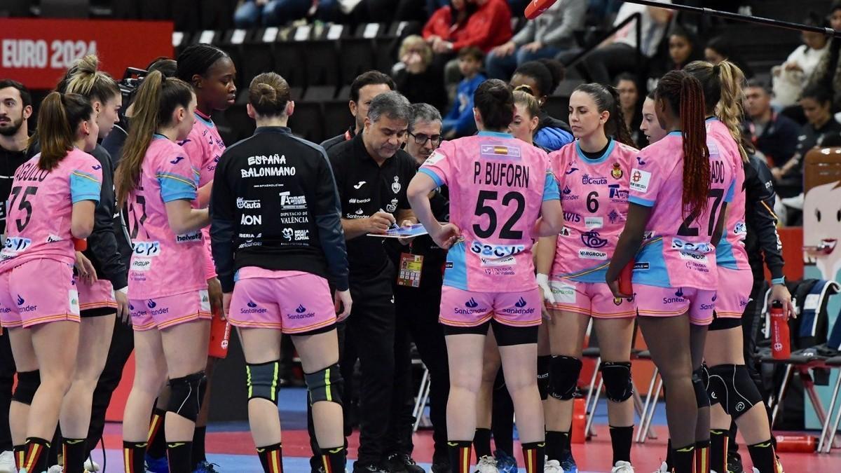 Ambros Martín da indicaciones a sus jugadoras en el pasado Europeo