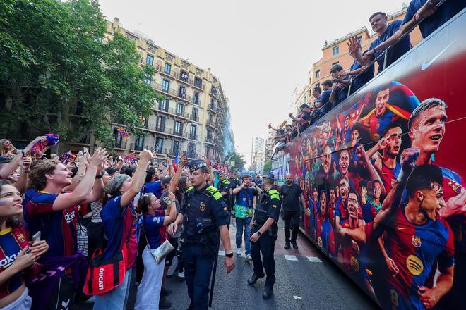 ¡De locos! Las mejores imágenes de una ciudad entregada al Barça