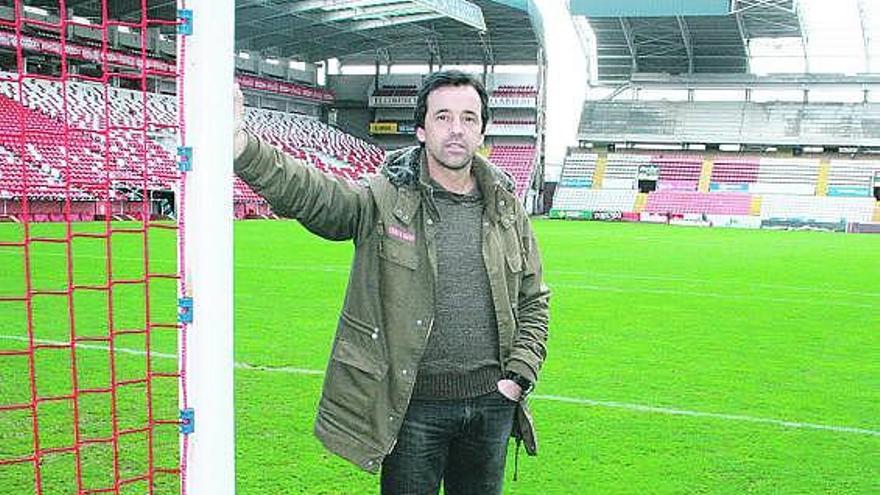 Iván Iglesias, apoyado sobre la portería sur, ayer, en el estadio de El Molinón.