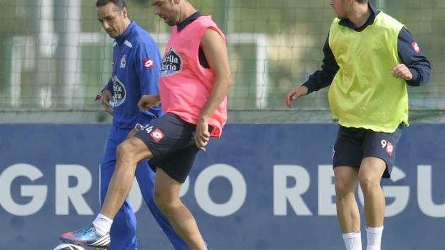 Oltra camina junto a Marchena en presencia de Pizzi en la sesión de ayer. / c. p.