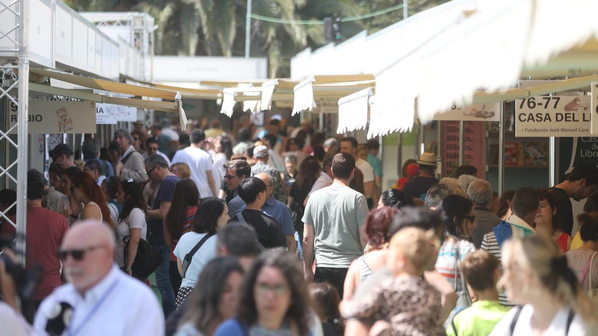 El público ha vuelto a abarrotar este domingo la Fira del Llibre de València.