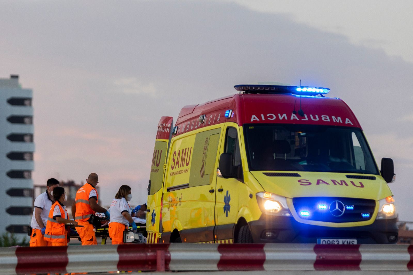 Fotos: El traslado al hospital de los pasajeros del tren heridos en el incendio de Bejís