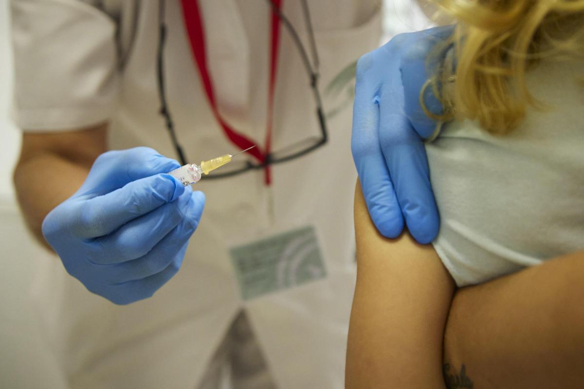 Archivo - Vacunación de un menor en una imagen de archivo.