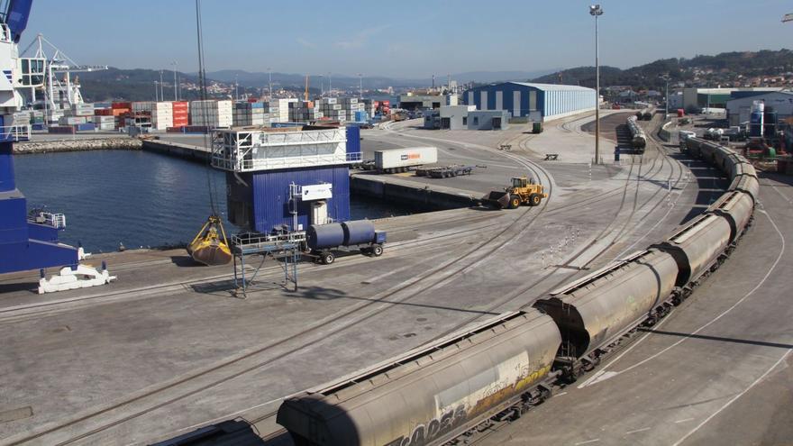Zona de vías de la red interna ferroviaria del Puerto de Marín.