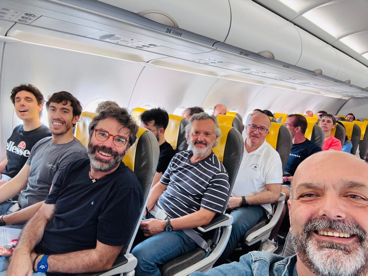 Cantores del Misteri d'Elx en el avión que los ha trasladado a París, donde ya se encuentran para el concierto de este lunes por la noche