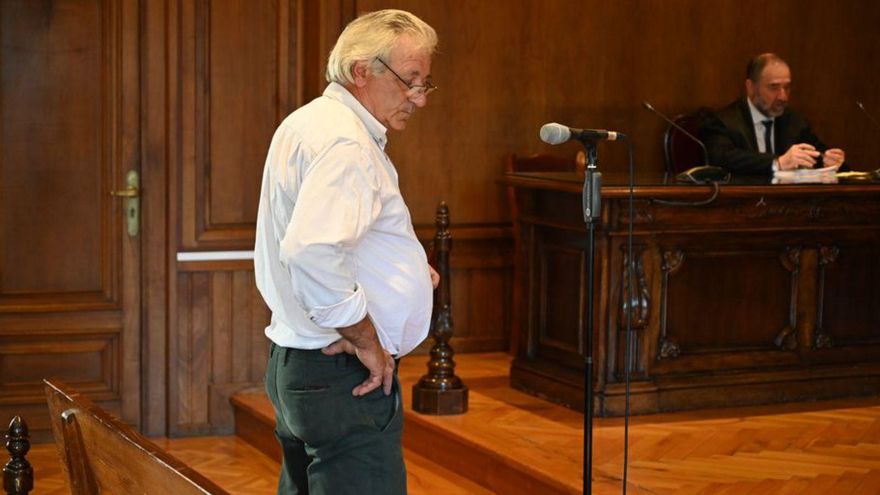 El acusado, ayer en el banquillo. | Rafa Vázquez