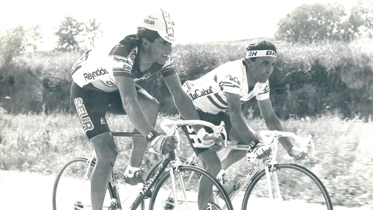 Álvaro Pino, junto a Miguel Induráin, en la Volta de 1987, que ganó