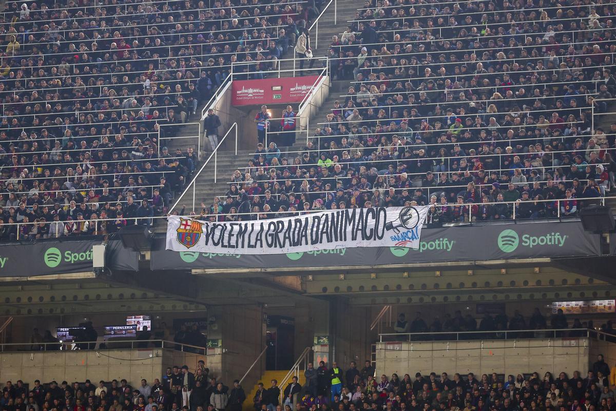 Reclamación de los socios del Barça en el Barça-Rayo de la pasada campaña en Montjuïc.