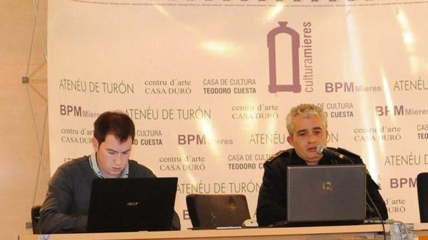 En la mesa, por la izquierda, José Ángel Gayol y Juan Luis Nepomuceno.