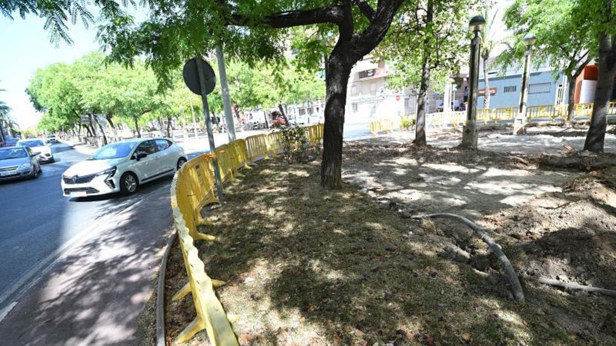 Zona ajardinada de la avenida de la Libertad levantada por obras, en una imagen reciente