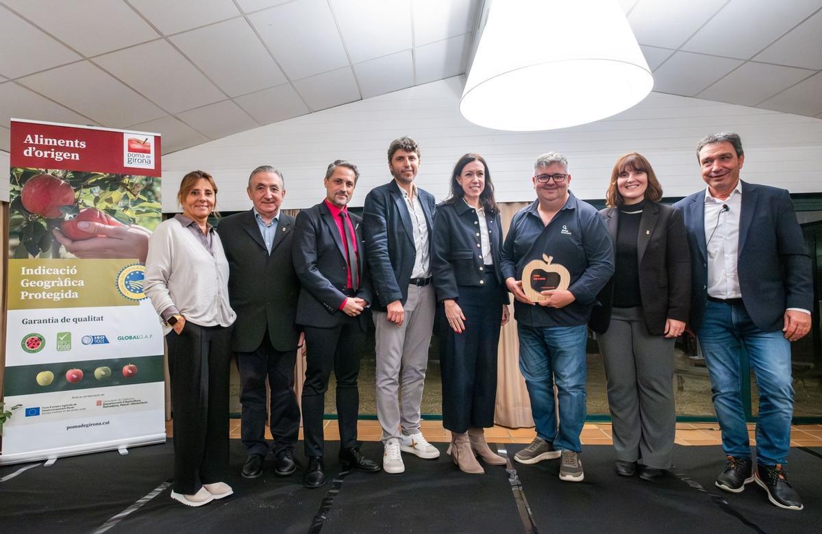 Representants de la IGP Poma de Girona, autoritats i el cuiner i divulgador Pep Noguer.