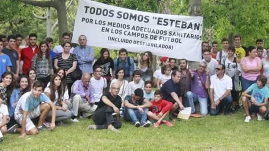 Miembros de la plataforma &#039;Todos somos Esteban&#039; y jóvenes manifestándose delante de las puertas de la Federación Murciana.