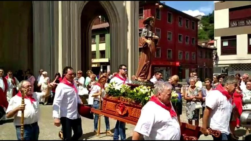 Cientos de fieles acuden a la procesión de Santiago en Sama