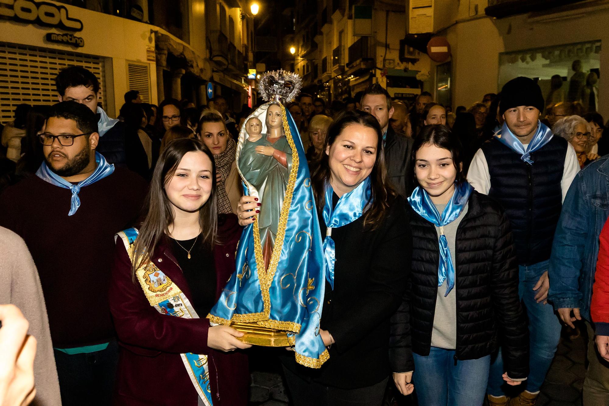 Devoción en Benidorm en la procesión de L'Alba