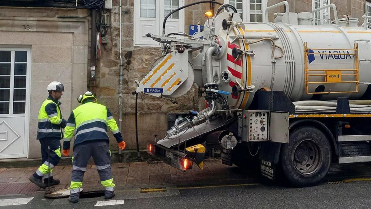 Bomberos y Policía Local, en Casimiro Gómez. |  G. Santos