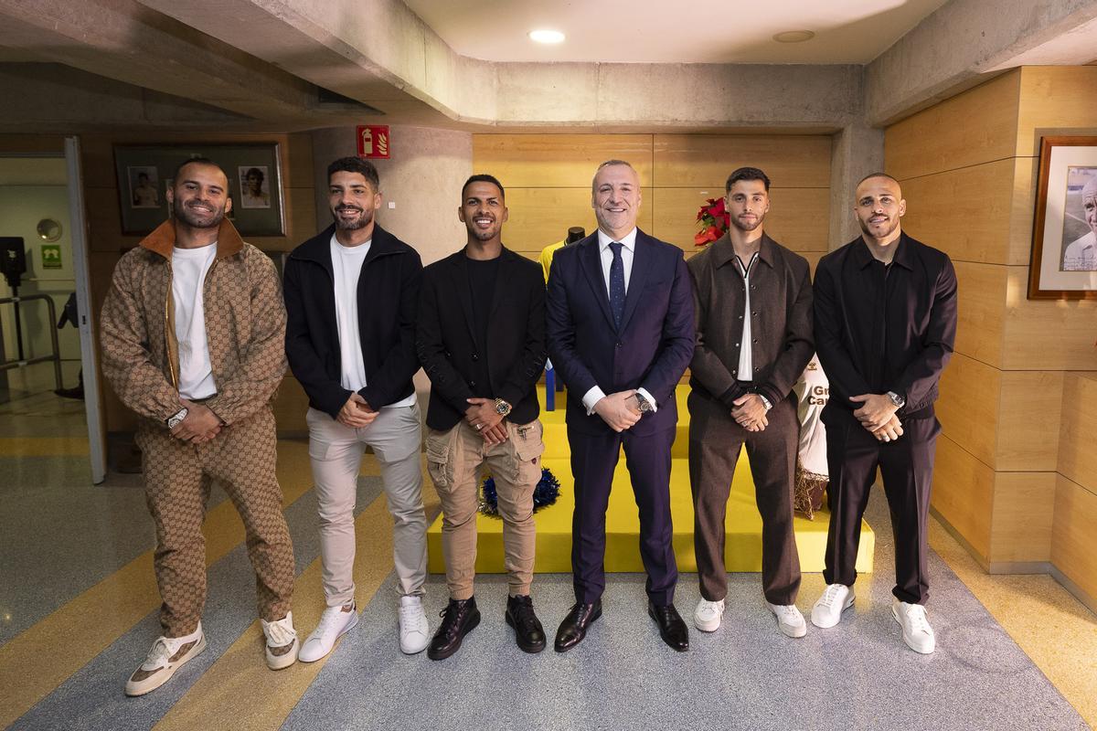 De izquierda a derecha, Jesé Rodríguez, con el chándal de longa de Gucci, Álex Suárez, Viera, Ramírez, Enzo y Sandro.