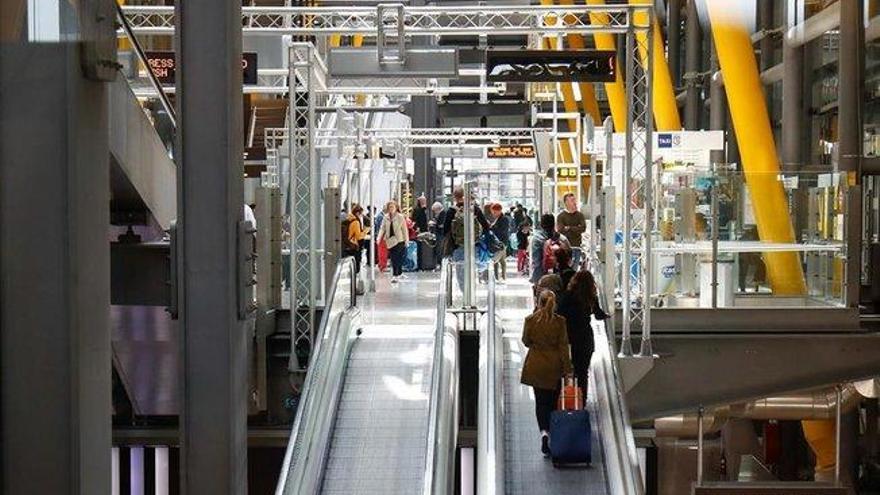 La huelga indefinida del personal de limpieza en el aeropuerto de Madrid comienza el lunes