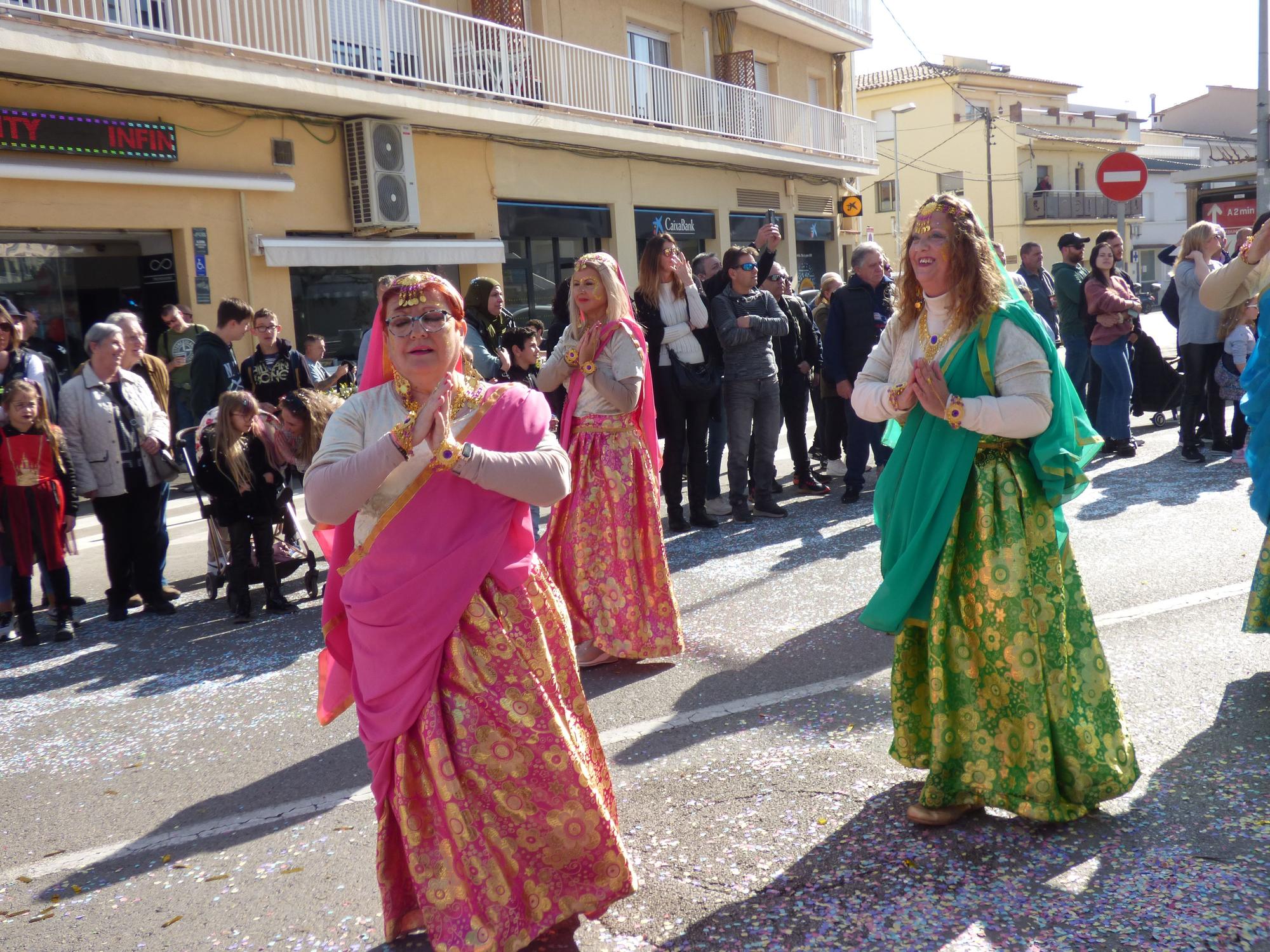 L'Escala vibra amb una rua de carnaval carregada d'imaginació