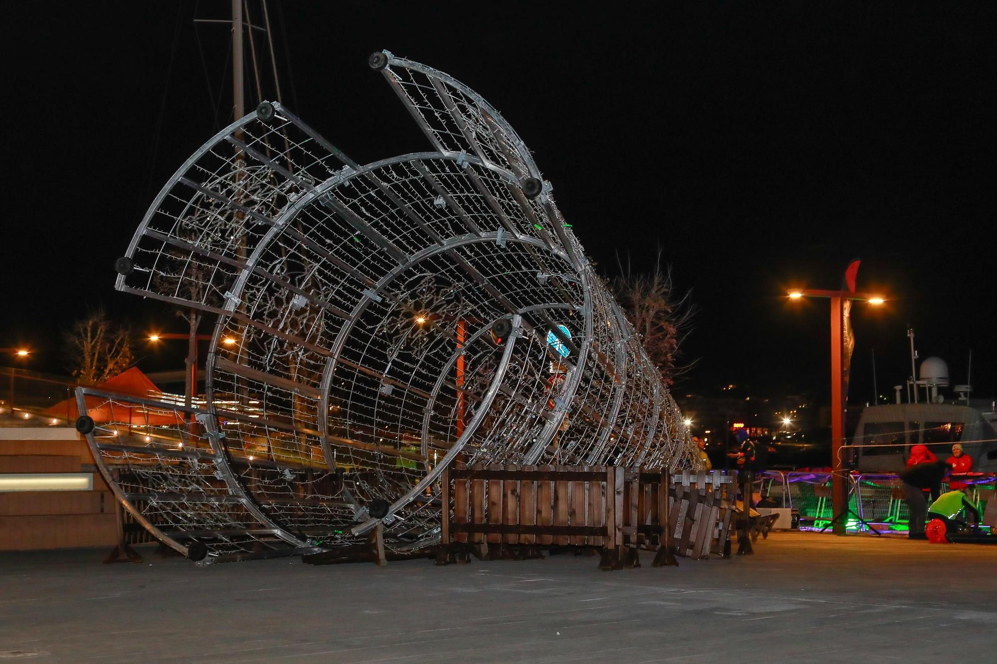 El viento derriba un árbol de navidad en el puerto de Ibiza y provoca una herida leve