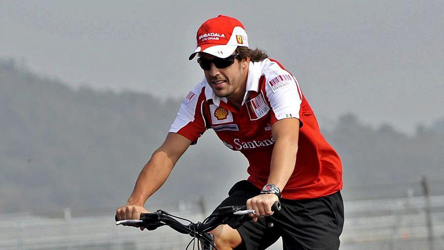 Fernando Alonso es atropellado mientras entrenaba en bicicleta