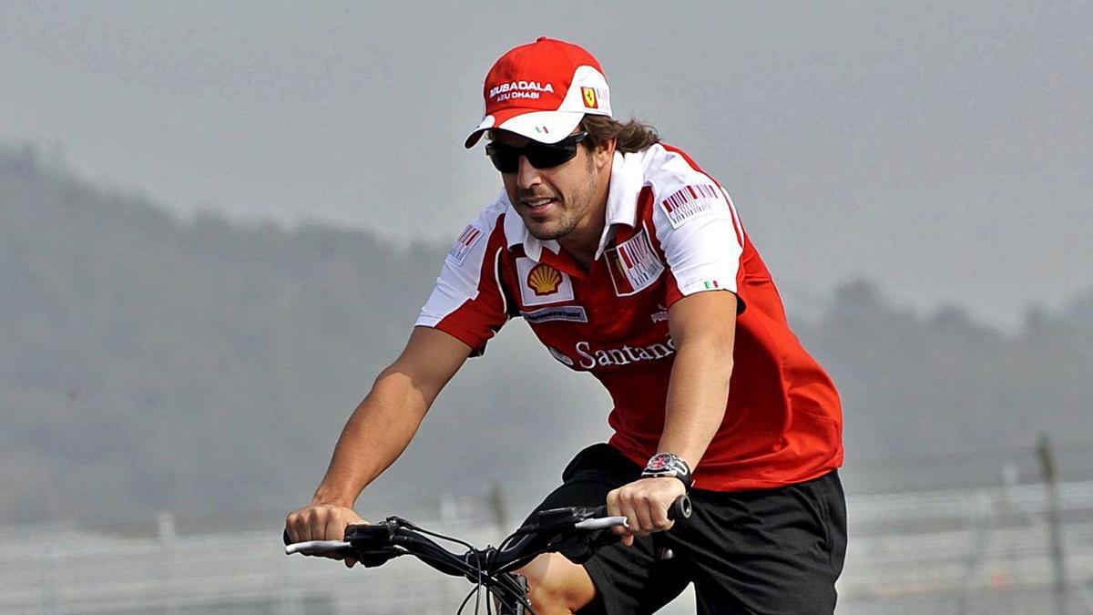 Fernando Alonso, durante un entrenamiento en bicicleta.  | EFE/FRANK ROBICHON