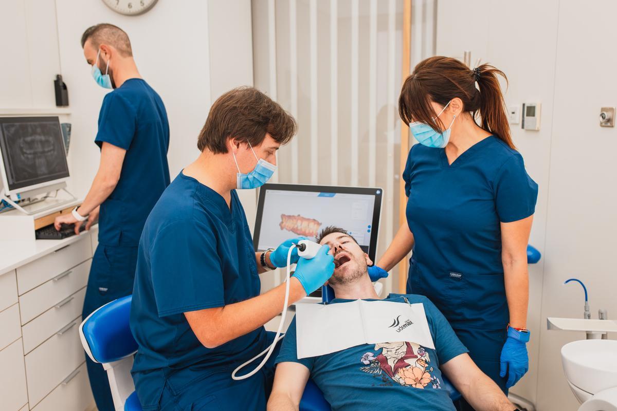 El equipo de profesionales de Clínicas Udemax atiende cualquier urgencia dental.
