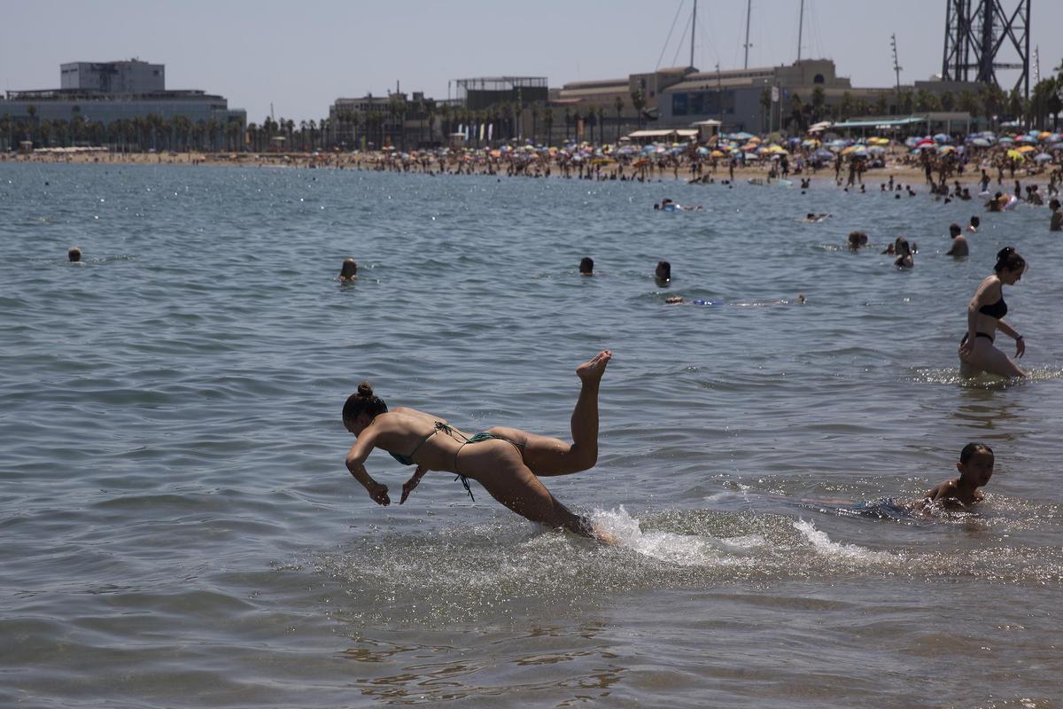 Una bañista en la playa de Sant Sebastià de la Barceloneta, hoy