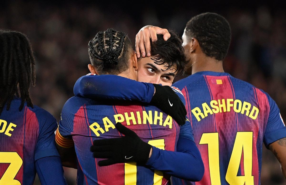 Raphinha y Pedri se abrazan tras el primer gol del brasileño.