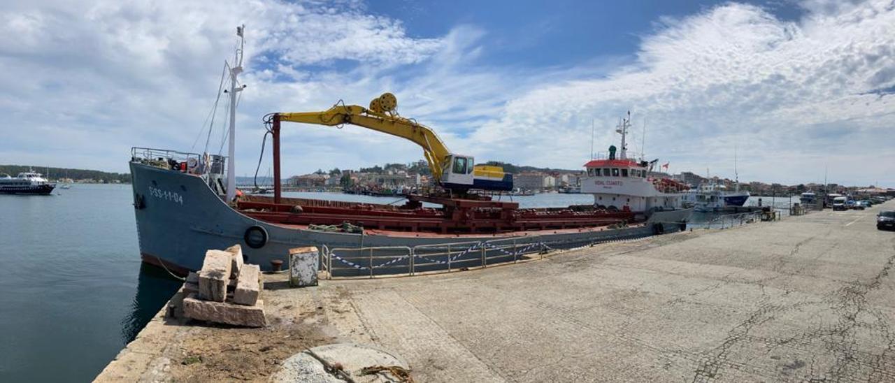 El barco “Vidal Cuarto”, que se ocupará del dragado de O Corgo.