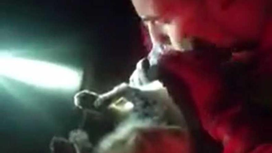 Un militar adopta el gat que va reanimar després de trobar-lo asfixiat per les cendres del volcà de La Palma