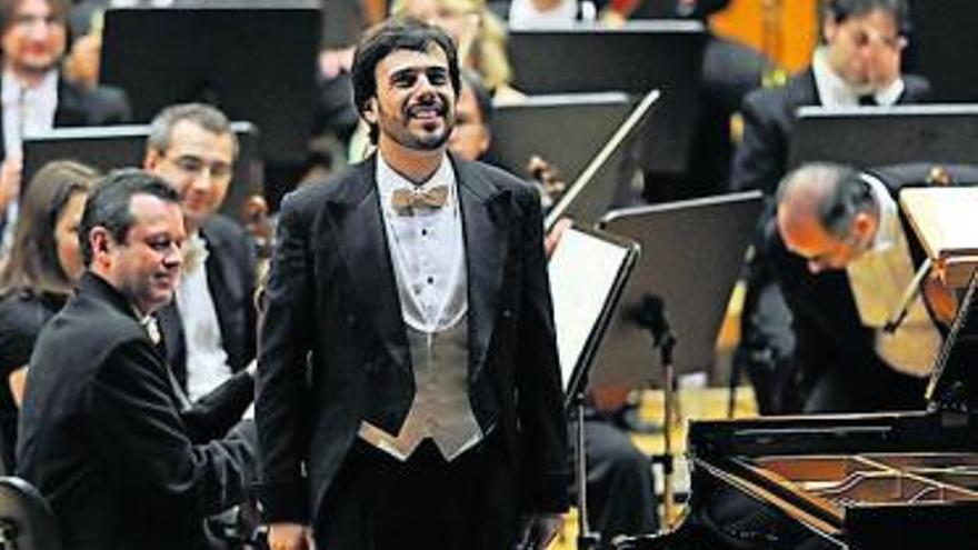 El pianista Iván Martín saluda después de tocar el concierto de Grieg.