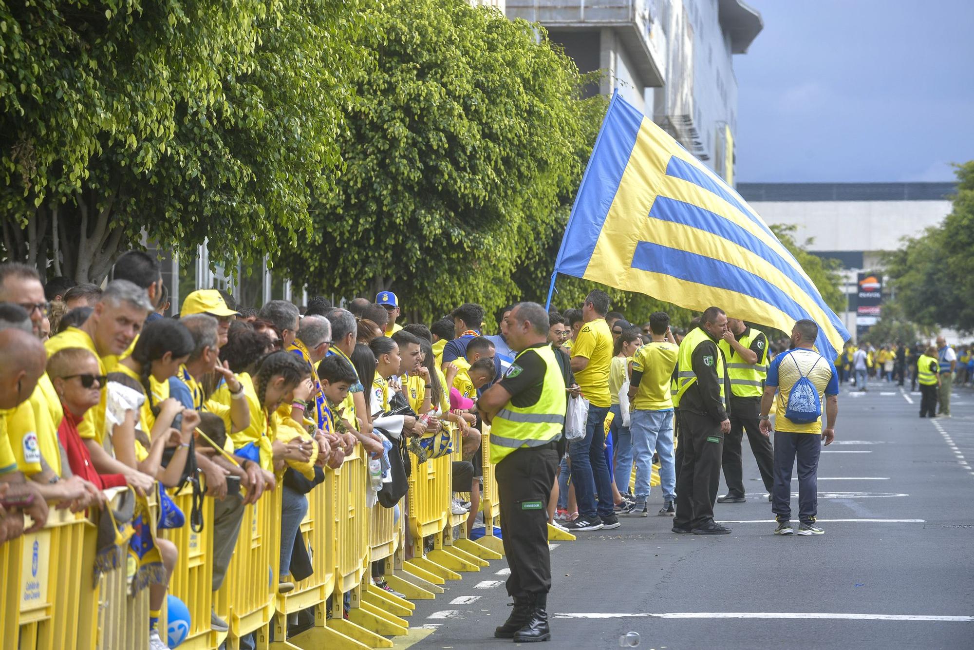 La afición recibe a la guagua de la UD Las Palmas en Fondos de Segura