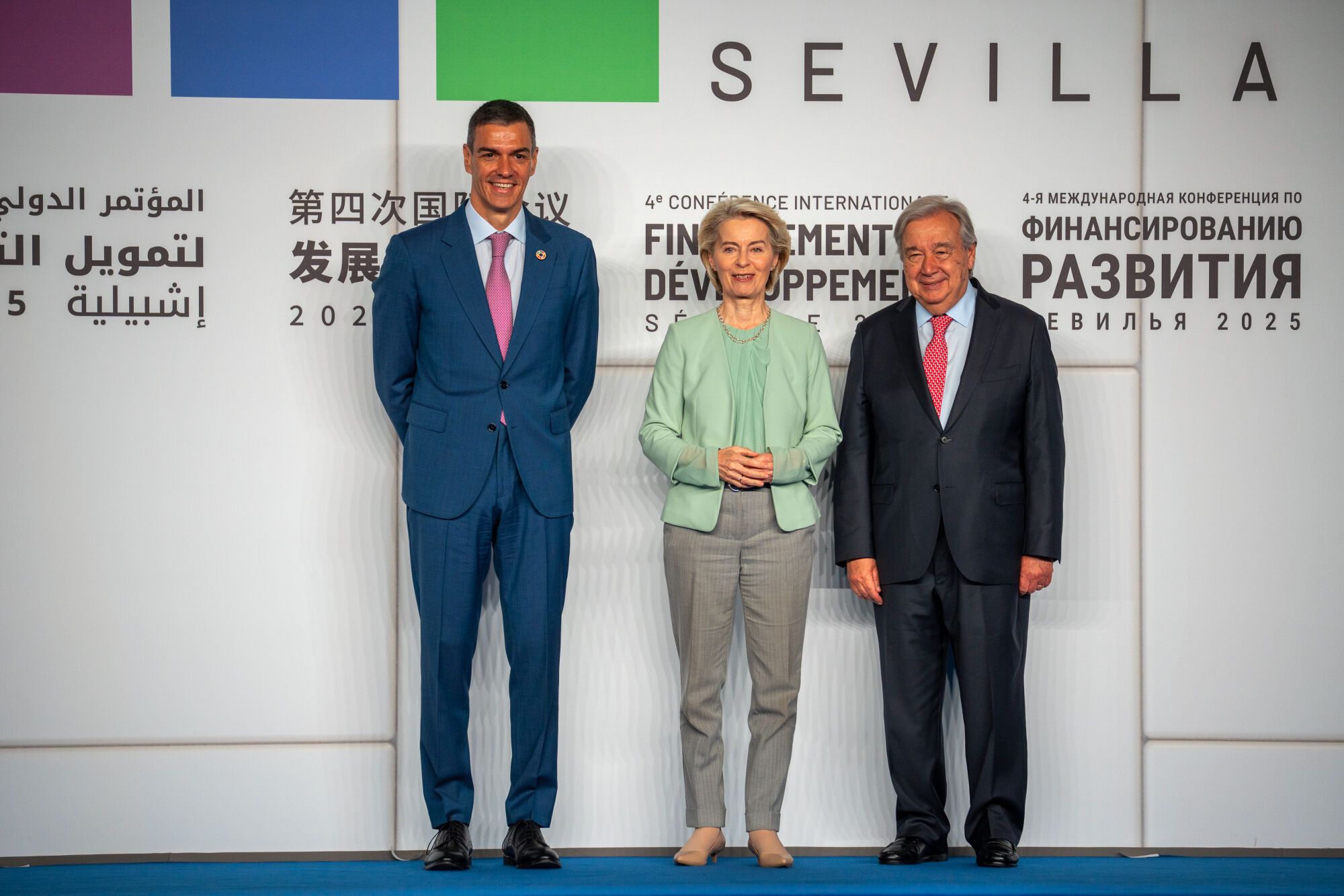 El presidente del gobierno, Pedro Sánchez (i) y el presidente de la ONU, António Guterres (d) y la presidenta de la Comisión Europea, Ursula von der Leyen durante la recepción . A 30 de junio de 2025 en Sevilla, Andalucía (España). En el Palacio de Congresos y Exposiciones de Sevilla (FIBES) ha tenido lugar la foto oficial con los jefes de Estado y de Gobierno que participan en la IV Conferencia Internacional sobre la Financiación para el Desarrollo de la ONU. En este acto institucional, se da la bienvenida a los mandatarios que intervienen en esta cumbre global centrada en los retos económicos y financieros del desarrollo sostenible. 30 JUNIO 2025 Francisco J. Olmo / Europa Press 30/06/2025. ANTONIO  GUTERRES;PEDRO SÁNCHEZ PÉREZ-CASTEJÓN;URSULA VON DER LEYEN;Francisco J. Olmo;