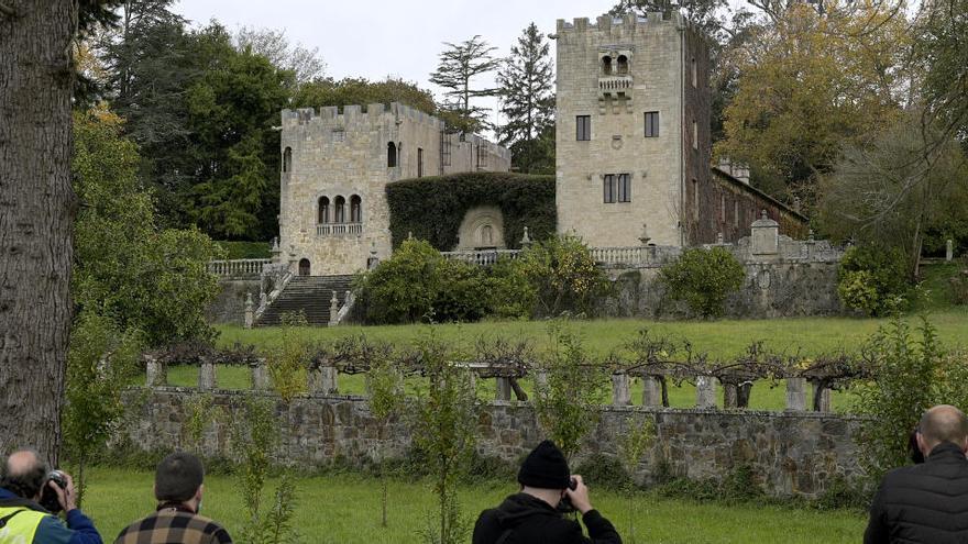 Varios fotógrafos realizan imágenes del Pazo de Meirás