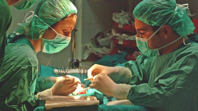 Trasplante de órganos en un hospital.